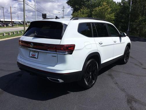 Pure White 2024 Volkswagen Atlas 2.0T SE w/Technology 4MOTION