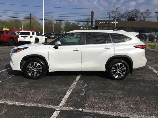 Wind Chill Pearl 2023 Toyota Highlander XLE