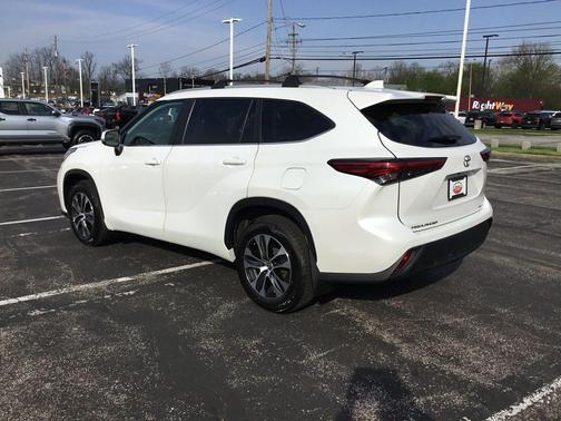 Wind Chill Pearl 2023 Toyota Highlander XLE