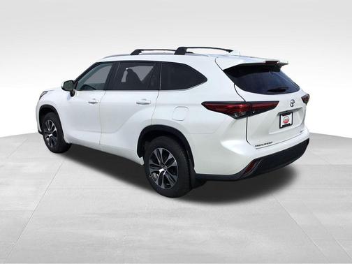 Wind Chill Pearl 2023 Toyota Highlander XLE