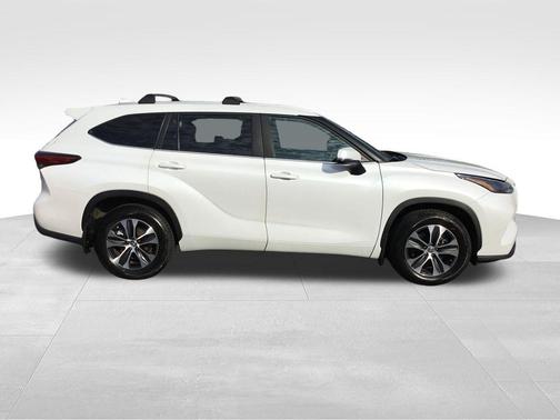 Wind Chill Pearl 2023 Toyota Highlander XLE