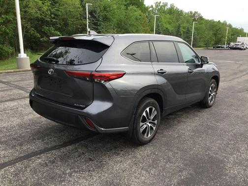 Magnetic Gray Metallic 2023 Toyota Highlander XLE