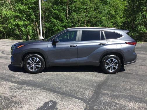 Magnetic Gray Metallic 2023 Toyota Highlander XLE