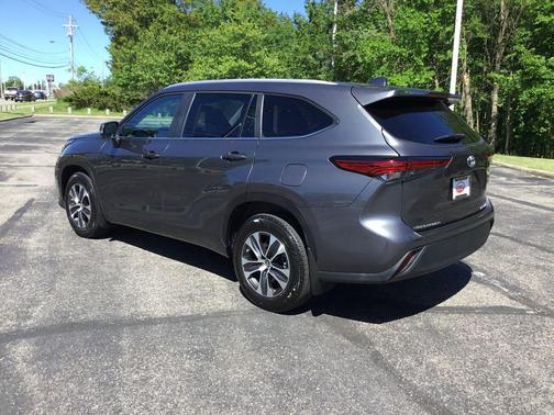 Magnetic Gray Metallic 2023 Toyota Highlander XLE