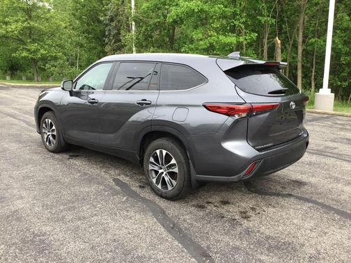 Magnetic Gray Metallic 2023 Toyota Highlander XLE