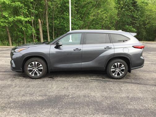 Magnetic Gray Metallic 2023 Toyota Highlander XLE