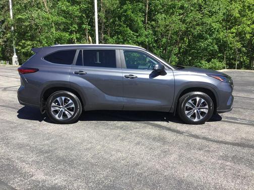 Magnetic Gray Metallic 2023 Toyota Highlander XLE