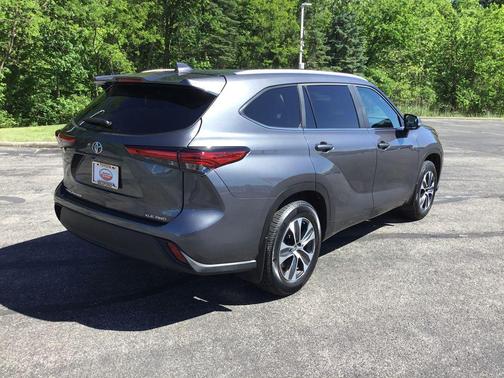 Magnetic Gray Metallic 2023 Toyota Highlander XLE