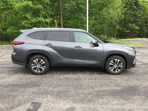 Magnetic Gray Metallic 2023 Toyota Highlander XLE