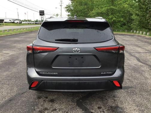 Magnetic Gray Metallic 2023 Toyota Highlander XLE