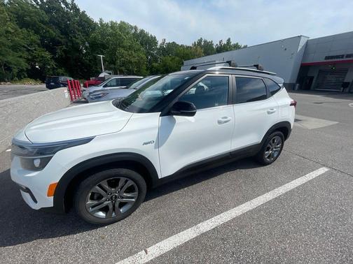 Clear White/Black Roof 2021 Kia Seltos S