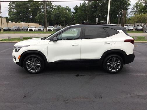 Clear White/Black Roof 2021 Kia Seltos S