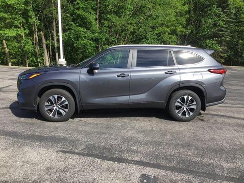 Magnetic Gray Metallic 2023 Toyota Highlander XLE