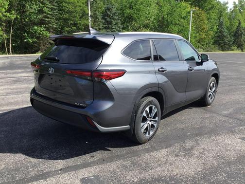 Magnetic Gray Metallic 2023 Toyota Highlander XLE