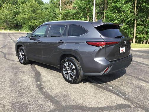 Magnetic Gray Metallic 2023 Toyota Highlander XLE