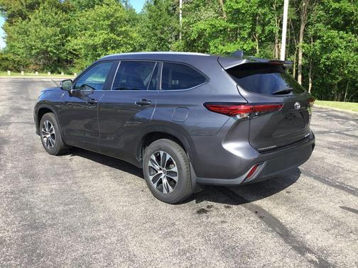 Magnetic Gray Metallic 2023 Toyota Highlander XLE