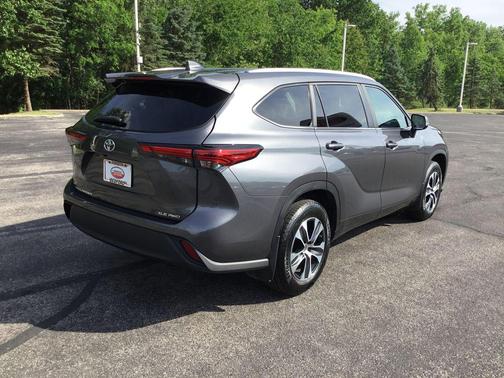 Magnetic Gray Metallic 2023 Toyota Highlander XLE