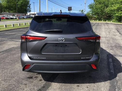 Magnetic Gray Metallic 2023 Toyota Highlander XLE