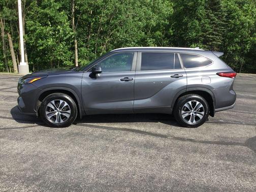 Magnetic Gray Metallic 2023 Toyota Highlander XLE