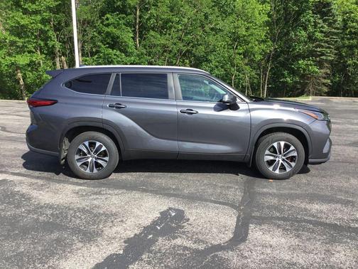 Magnetic Gray Metallic 2023 Toyota Highlander XLE