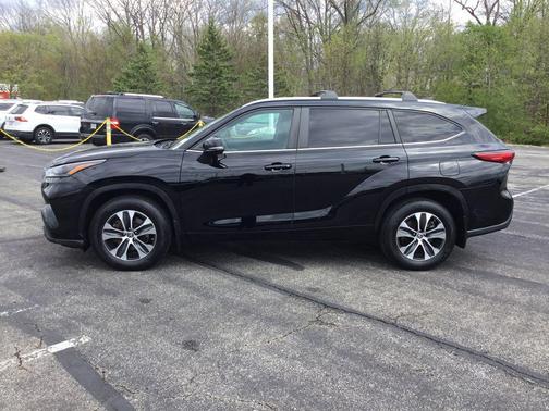 Midnight Black Metallic 2023 Toyota Highlander XLE