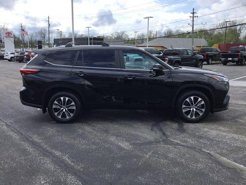 Midnight Black Metallic 2023 Toyota Highlander XLE