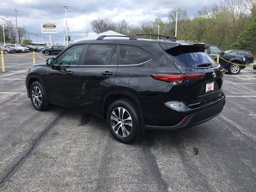 Midnight Black Metallic 2023 Toyota Highlander XLE