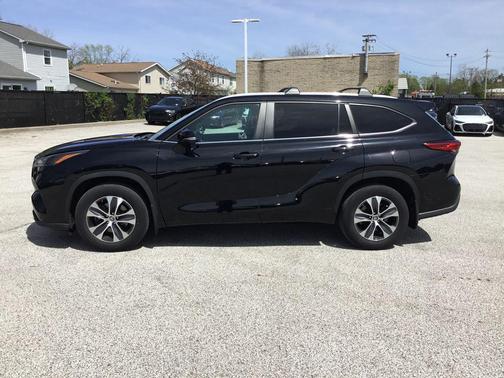 Midnight Black Metallic 2023 Toyota Highlander XLE