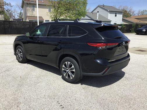 Midnight Black Metallic 2023 Toyota Highlander XLE