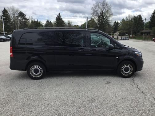 Obsidian Black Metallic 2022 Mercedes-Benz Metris Base