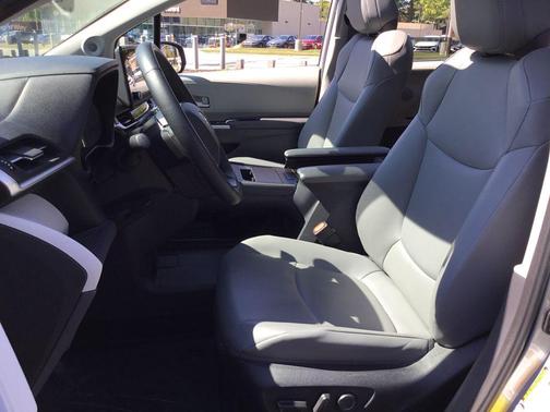2022 Toyota Sienna XLE 7 Passenger