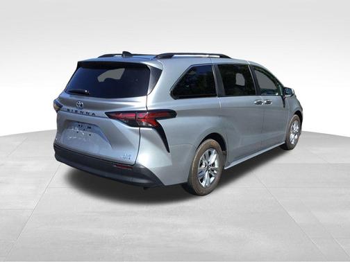 2022 Toyota Sienna XLE 7 Passenger