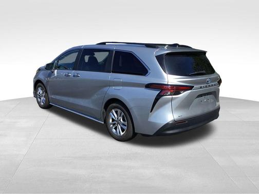 2022 Toyota Sienna XLE 7 Passenger
