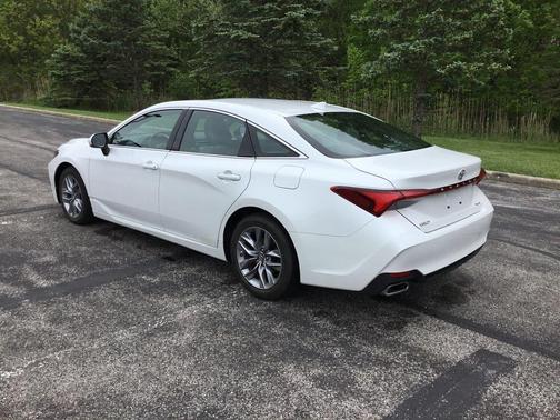 Wind Chill Pearl 2019 Toyota Avalon XLE