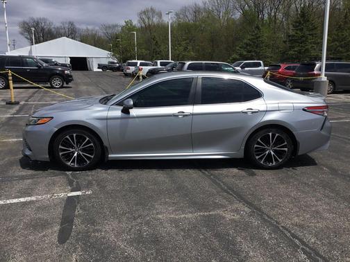 Celestial Silver Metallic 2018 Toyota Camry SE