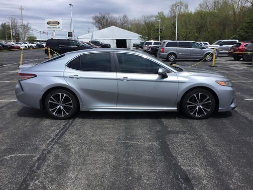 Celestial Silver Metallic 2018 Toyota Camry SE
