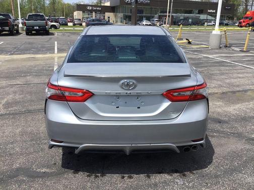 Celestial Silver Metallic 2018 Toyota Camry SE