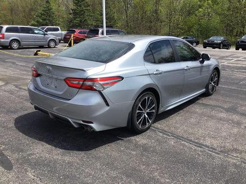 Celestial Silver Metallic 2018 Toyota Camry SE