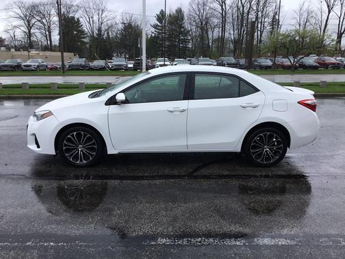 Super White 2016 Toyota Corolla S Plus