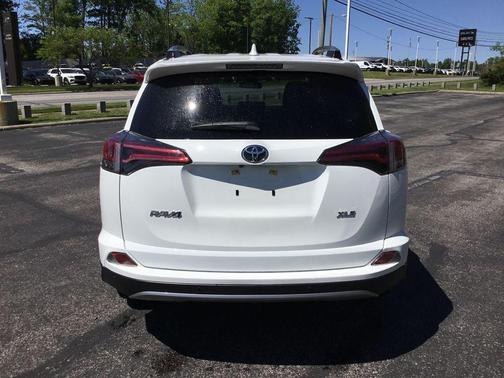 Super White 2018 Toyota RAV4 XLE