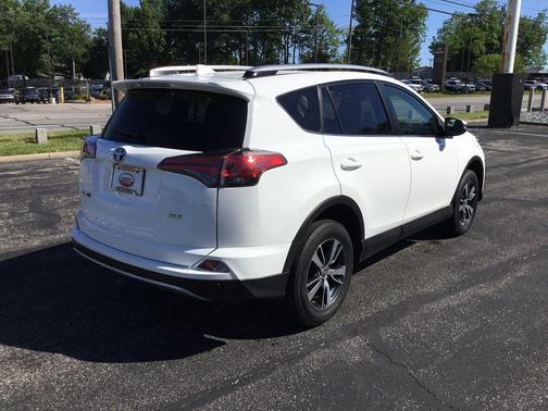 Super White 2018 Toyota RAV4 XLE