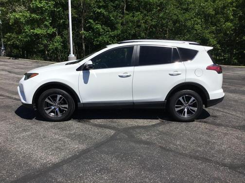 Super White 2018 Toyota RAV4 XLE