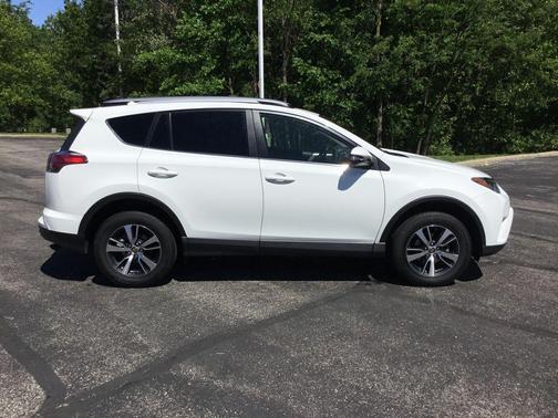 Super White 2018 Toyota RAV4 XLE