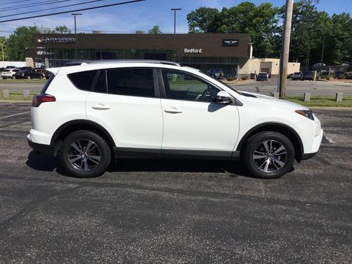 Super White 2018 Toyota RAV4 XLE