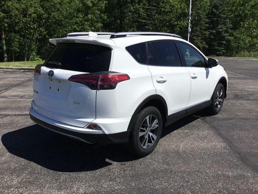 Super White 2018 Toyota RAV4 XLE