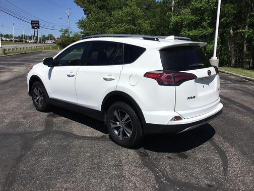 Super White 2018 Toyota RAV4 XLE