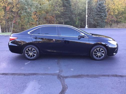 Midnight Black Metallic 2016 Toyota Camry LE