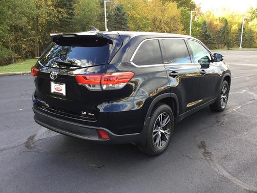 Midnight Black Metallic 2019 Toyota Highlander LE Plus