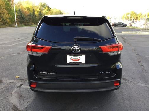 Midnight Black Metallic 2019 Toyota Highlander LE Plus