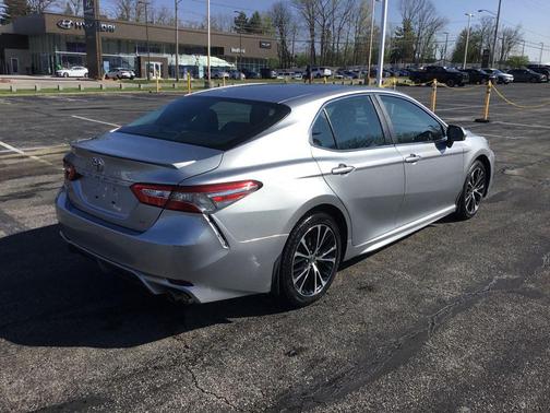 Celestial Silver Metallic 2018 Toyota Camry SE